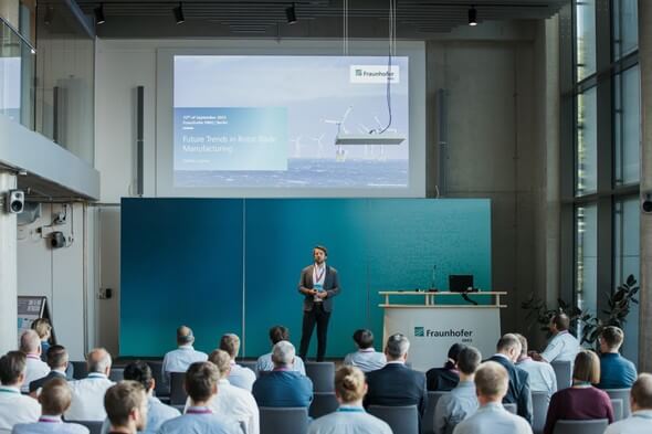 Dr.-Ing. Steffen Czichon, Fraunhofer IWES, eröffnet die »Future Trends in Rotor Blade Manufacturing« Konferenz im Fraunhofer ENIQ in Berlin (Bild: Sascha Hilgers)