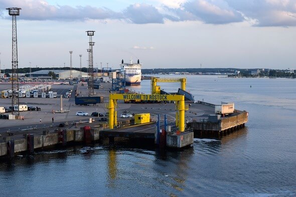 Der Hafen von Rostock-Warnemünde steht derzeit im Mittelpunkt der europäischen Offshore-Windbranche (Bild: Pixabay)