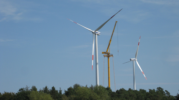  Der Windpark Diespeck im Landkreis Neustadt an der Aisch-Bad Windsheim ging 2009 in Betreib und besteht aus zwei Anlagen mit einer Nennleistung von je 2,0 MW. Der Windpark war JUWIs erstes Windenergie-Projekt in Bayern (Bild: JUWI)