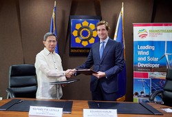 Image of the Philippines’ Energy Secretary signing the contracts with Mainstream’s General Manager for the APAC region