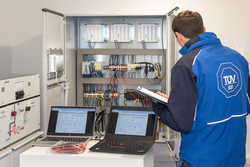 Bild: TÜV SÜD AG Prüfung von elektrischer Schutzeinrichtung
