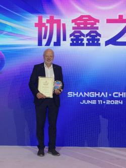 Bild: Hans-Josef Fell Preisverleihung in Shanghai