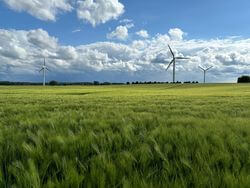 Bild: Acht neue Windenergieanlagen entstehen in der Nähe von Kiel und produzieren künftig sauberen Strom © European Energy A/S