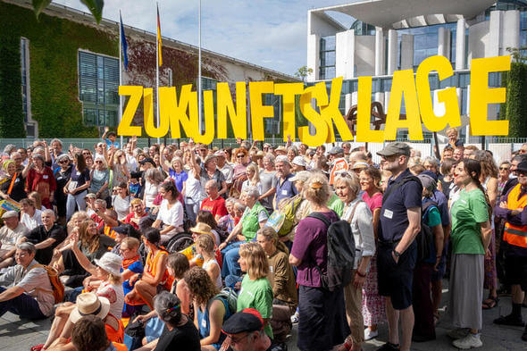  © Britta Radike / Greenpeace - Human Image 'Lawsuit for the Future - Berlin #GP0SU20Z0