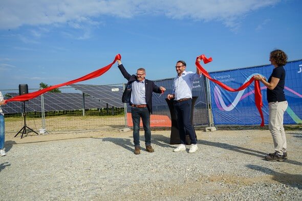 Christof Spies (SPIES Packaging, links) und Carsten Bovenschen (JUWI rechts) haben am 3. September den Solarpark Gesmold eröffnet. © JUWI