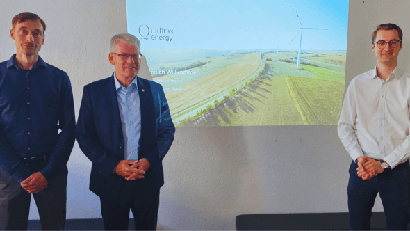 Bild:  v.l.n.r. Jakob Rütenik, Regionalmanager Qualitas Energy, Helmut Kleebank, Bundestagsabgeordneter und Vorsitzender des Parlamentarischen Beirates für nachhaltige Entwicklung, Leon Knuth, Manager Lokales Engagement, Qualitas Energy; © Qualitas Energy