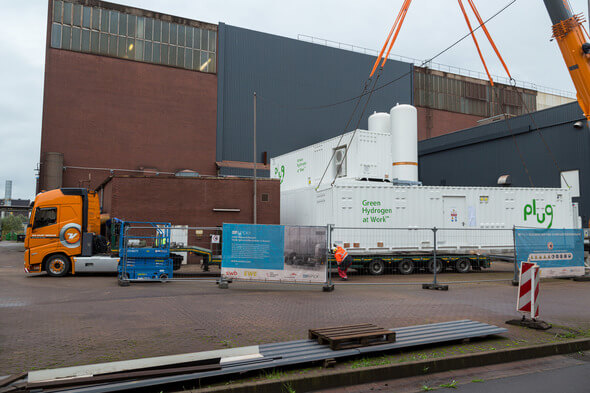 Foto: © Robert Stümpke,  Anlieferung vollbracht: Per Schwerlasttransport wurde das Herzstück der Wasserstoff-Erzeugungsanlage zum swb-Standort Mittelsbüren gebracht.