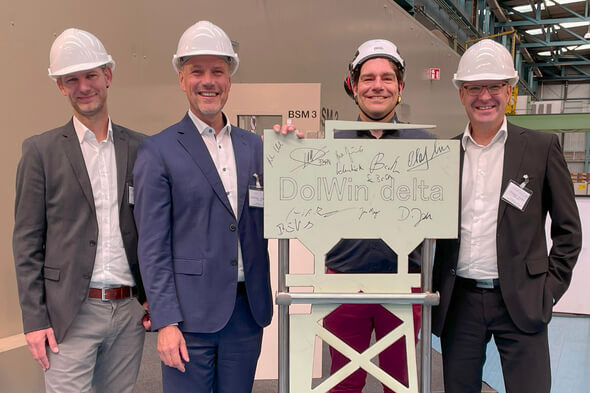 Beim offiziellen Fertigungsstart für die Konverterplattform DolWin4 am 4. Juli 2024 in der Meyer Werft in Papenburg: (v.l.n.r.): Sebastian Holtz, Ferdinand Neuwieser, Sandro Schmidt und Stefan Kirchner (alle TÜV SÜD) © TÜV SÜD