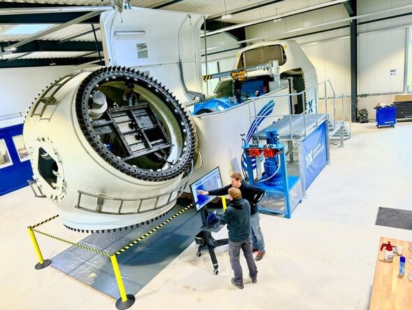 Im neuen Training Center der Deutschen Windtechnik am Standort Bissendorf finden die Schulungen praxisnah an originalen Turbinen statt, hier an der Nordex N90-Anlage. © Deutsche Windtechnik AG