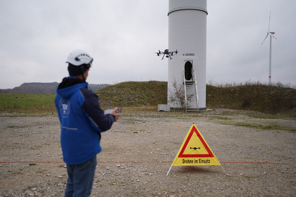 Bild ©TÜV SÜD - Windenergieanlagen werden  mit KI-gestützten Drohnen effizienter inspiziert. 