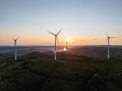 In drei Kilometern Entfernung zum Walzwerk stehen die vier Windräder, in denen die Lager von Rothe Erde verbaut sind. (Bild: Rothe Erde)