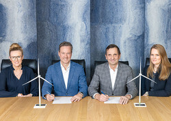 (v.l.): Ásbjörg Kristinsdóttir (Executive Vice President of Planning and Construction), Uli Schulze Südhoff (ENERCON CCO), Hörður Arnarson (CEO von Landsvirkjun) und Steinunn Pálmadóttir (Anwältin bei Landsvirkjun) bei der Vertragsunterzeichnung in Reykja