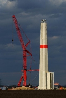 Der Beton macht´s: Der erste Teil des neuen 135-Meter-ATS-Hybridturms für die Kenersys 100 ist fertiggestellt (Foto: Jochen Weick, Kenersys)