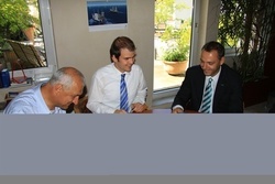 Willi Balz, Vorstandsvorsitzender der Windreich AG, Michael Eisele, Geschäftsführer MEG 1 und Joachim Görlitz, Geschäftsführender Gesellschafter der AMBAU GmbH bei der Vertragsunterzeichnung.